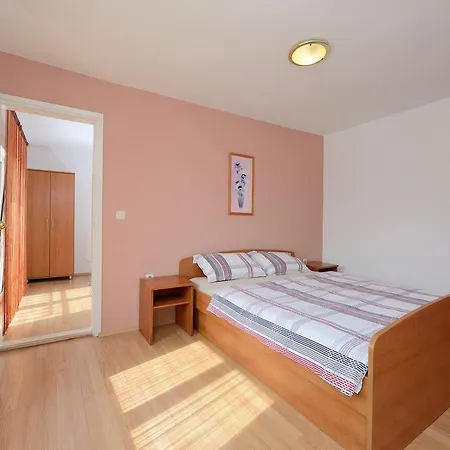 And Sara Guest house Petrcane