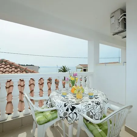 Guest house And Sara Petrcane