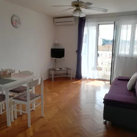 Guest house And Sara Petrcane