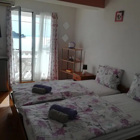 Guest house And Sara Petrcane